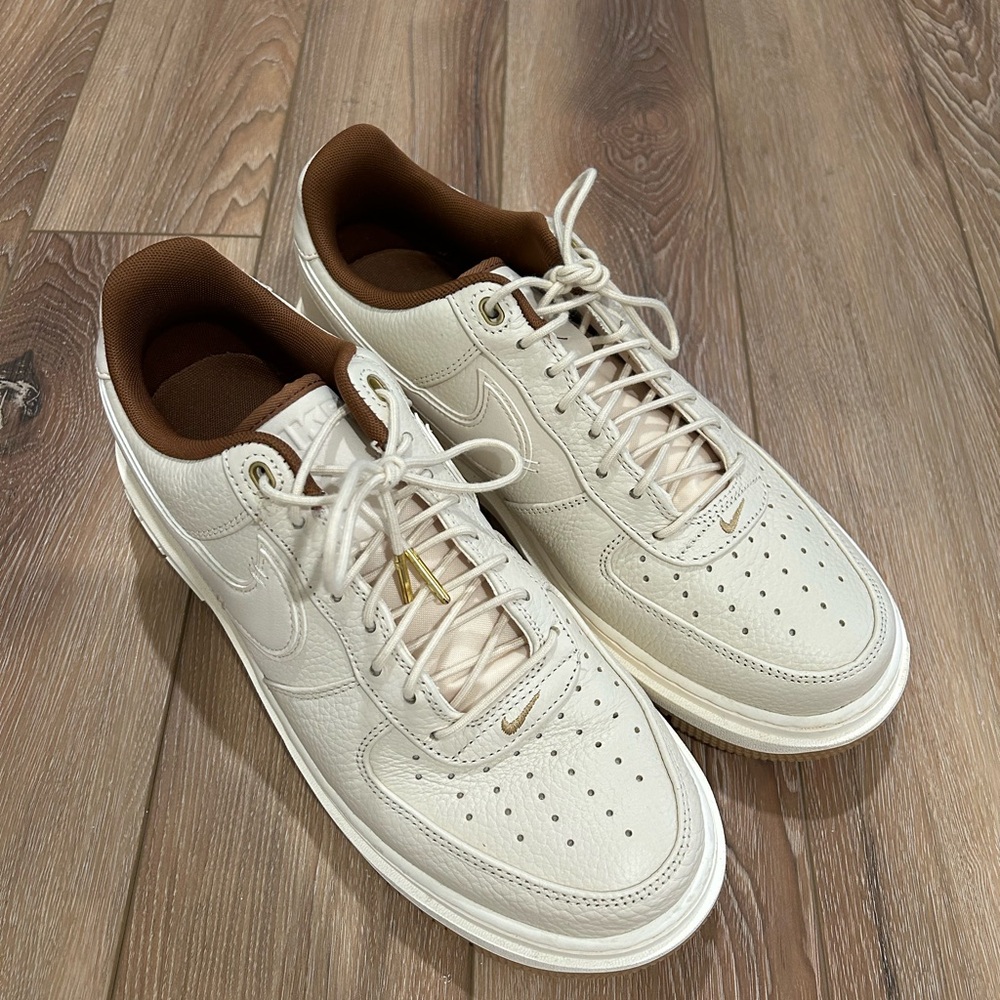 Nike Men's Off-White and Brown Sneakers